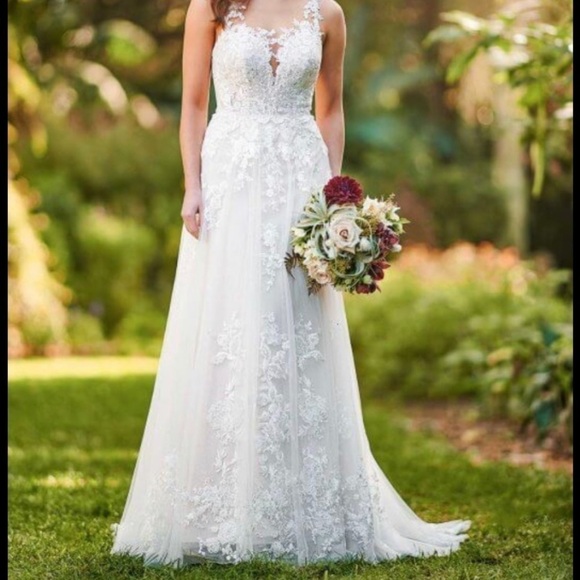 ESSENSE OF AUSTRALIA white lace wedding dress with train